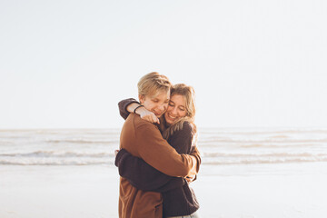 Fototapeta na wymiar couple hugging and smiling on the beach