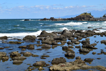 加茂海岸周辺の風景 ／ 山形県庄内浜の加茂海岸には、天然の良港として発展した加茂港、県立加茂水産高等学校、県水産試験場が立地しており、山形県の海洋研究・海洋教育の拠点としての役割も担っています。また、山形県内唯一の水族館である鶴岡市立加茂水族館があり、世界一多くの種類の「くらげ」を展示する水族館として、ギネス世界記録に認定されています。