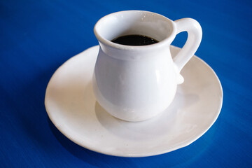 Taza de café sobre mesa azul 
