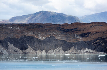 Obraz premium Glacier Bay National Park Black Color Old Glacier