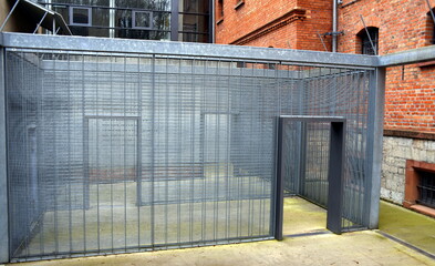 Vergitterten Auslauf im Innenhof der ehemaligen Haftanstalt