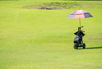 Campo de deporte de golf con un verde e impecable c&eacute;sped en verano