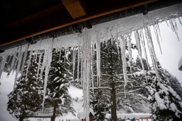 ice, icicles, ice icicles, dangerous icicles © Follow the Sun