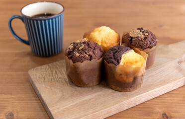 手作りのマフィンとホットコーヒー