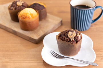 手作りのチョコレートマフィンとホットコーヒー