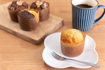 手作りのマフィンとホットコーヒー