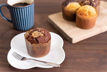 手作りのチョコレートマフィンとホットコーヒー