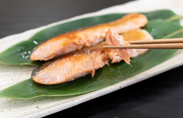 北海道産の焼き鮭を箸で持ち上げている