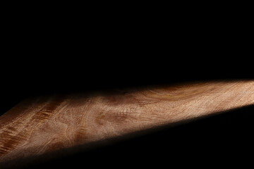 Base de madera con fondo negro y luz en el centro