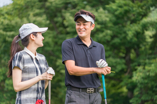 ゴルフ場にいるゴルファーの男女（ゴルフ教室・コーチ・夫婦・カップル）　撮影協力：あづみ野カントリークラブ