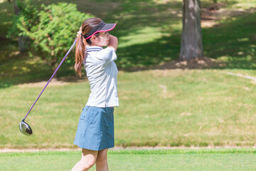 ゴルフ場でゴルフをするゴルファーの女性(ティーショット・ゴルフコンペ)　撮影協力：あづみ野カントリークラブ