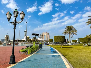 Zelfklevend Fotobehang Abu Dhabi Corniche promenade in Al Marina, cycle and pedestrian pathways in United Arab Emirates © pierrick