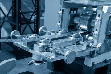 The press die feeder for progressive die.