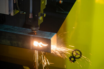 The fiber laser cutting machine cutting  machine cut the square