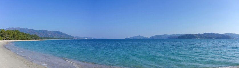 Fototapeta premium 天橋立の砂浜から見た穏やかな宮津湾のパノラマ情景＠京都