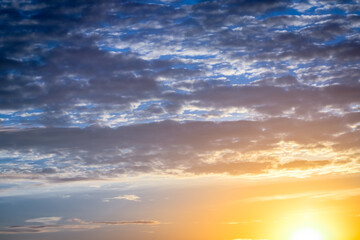 Obraz premium Rising sun and dramatic sky panorama sky with clouds on sunrise and sunset time