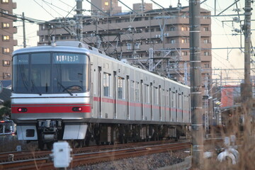 Fototapeta premium 青空と名鉄電車