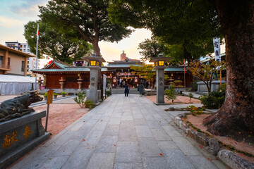 Obraz premium Fukuoka, Japan - Nov 20 2022: Kushida shrine in Hakata ward, founded in 757, the shrine dedicated to Amaterasu the goddess of the sun and Susanoo god of seas and storms, thunder and lightning