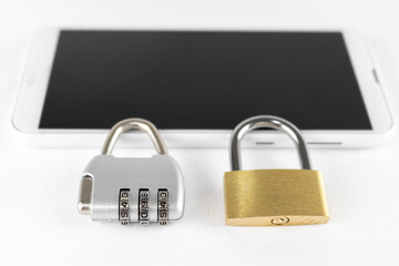 Naklejka premium スマートフォンと南京錠とダイヤルロック。2段階認証のイメージ