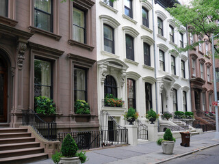 Fototapeta na wymiar An attractive street of well preserved 19th century townhouses in the Brooklyn Heights neighborhood of New York City.