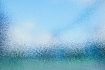 すりガラスに透ける青空