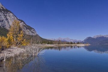 Obraz na płótnie Canvas A Beautiful, Clear Autumn Day at Lake Abraham