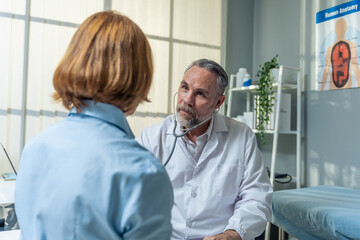 Obraz premium Caucasian senior woman consult health problem with doctor in hospital.