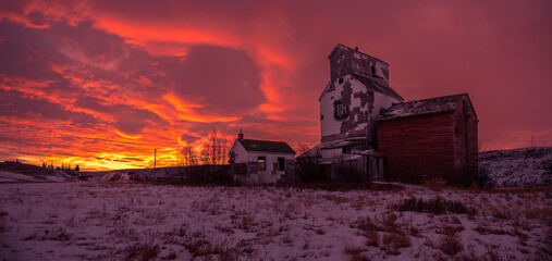 Fototapeta na wymiar Old abandoned grain elevator on the Canadian prairies.