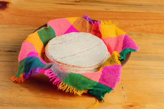 TORTILLAS DE MAIZ BLANCO, MANTA LENCA, COLORES, ARCOIRIS, MADERA