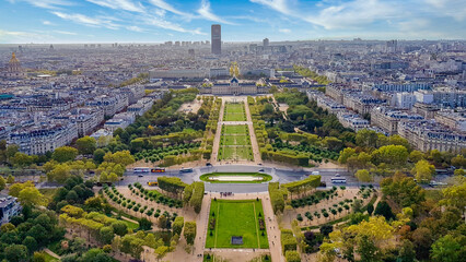 Vista aérea del Campo de Marte, Champ de Mars, visto des la Torre Eifel, en Paris, francia. - obrazy, fototapety, plakaty