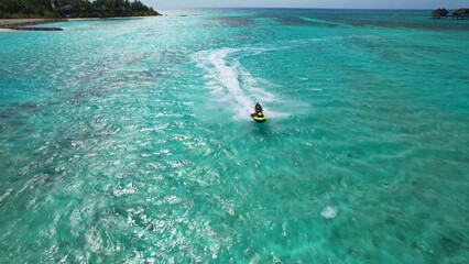 Malediven - Luftaufnahme Jet Ski, Insel Huraa, Nord-Male-Atoll, Indischer Ozean - 4K-Drohnenaufnahme