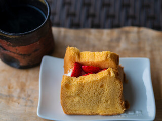 いちごのシフォンケーキとコーヒー