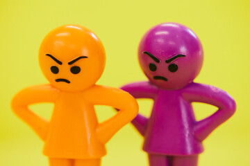 怒ってるカラフル人形