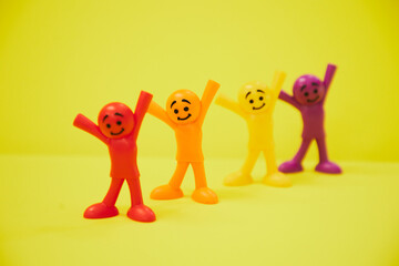 楽しそうなカラフル人形