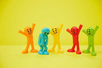 落ち込んでいる人を慰める楽しそうなカラフル人形