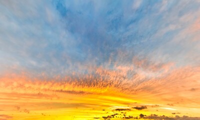 Wilder, feuriger Abendhimmel mit Wolken kurz vor Sonnenuntergang