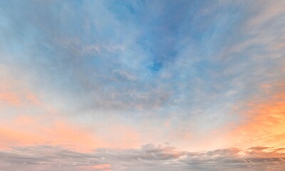 Abendhimmel mit stimmungsvollem Abendrot und heranziehenden Wolken