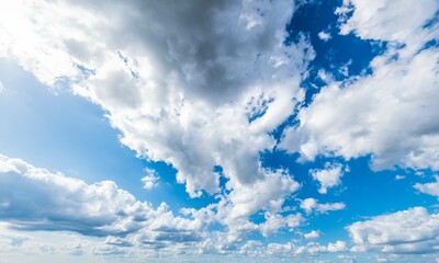 Wolken-Himmel mit Sonnenschein, heiter bis wolkig
