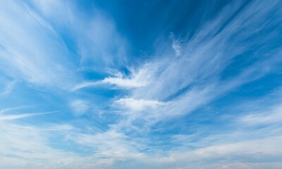 Blauer Himmel mit Cirrus-Bewölkung
