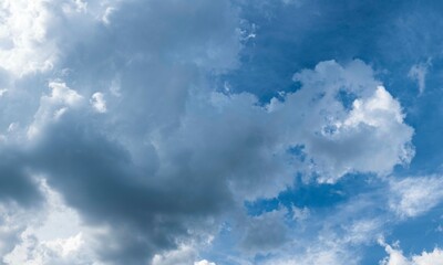Dunkle regenschwangere Schauerwolken vor blauem Himmel