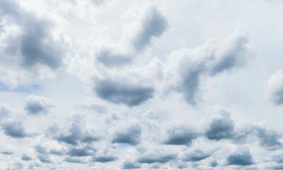 Durchscheinende graue Wolkendecke mit kleinen Cumuluswolken 