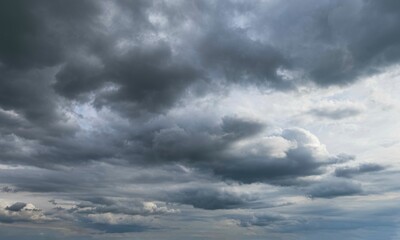 Düsterer Himmel mit grauen Regenwolken  - obrazy, fototapety, plakaty
