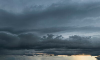Obraz na płótnie Canvas Dunkler Himmel mit dramatischen Wolken und aufziehendem Unwetter