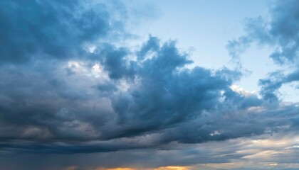 Wilder Wolkenhimmel in der Abenddämmerung nach Sonnenuntergang
