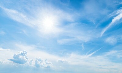Wolkenhimmel mit unterschiedlichen Wolkenformen und blauem Himmel

