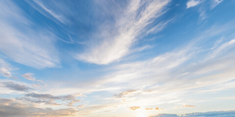 Blauer Himmel bei Sonnenuntergang mit Cirrus-Bewölkung und anderen Wolkenformen
