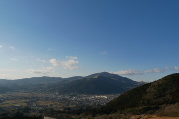 狭霧台からの由布院の街並みと青空
