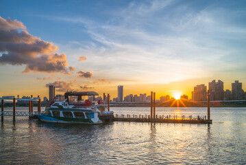 Naklejka premium sunset at Dadaocheng Pier in Taipei, Taiwan