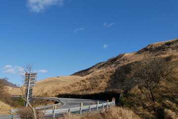 狭霧台からの冬の由布岳と夕方の登りのやまなみハイウェイ