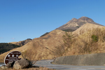 狭霧台の看板と冬の由布岳と夕方のやまなみハイウェイ